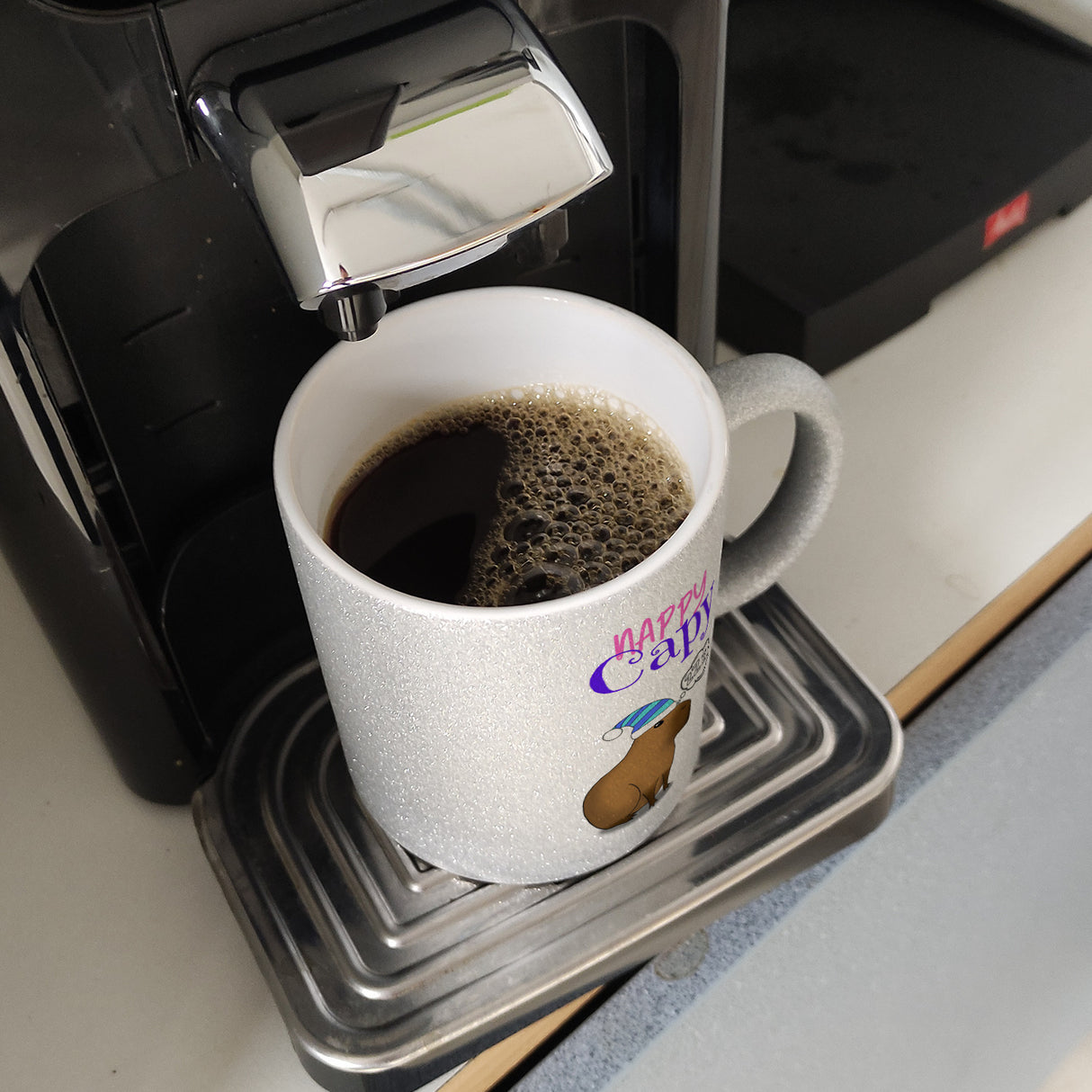 Nappy Capy Kaffeebecher mit müdem Capybara