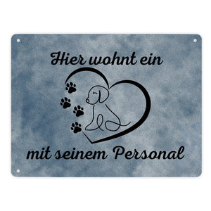 Hier wohnt ein Hund mit seinem Personal Metallschild in 15x20 cm