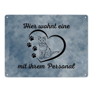 Hier wohnt eine Katze mit ihrem Personal Metallschild in 15x20 cm