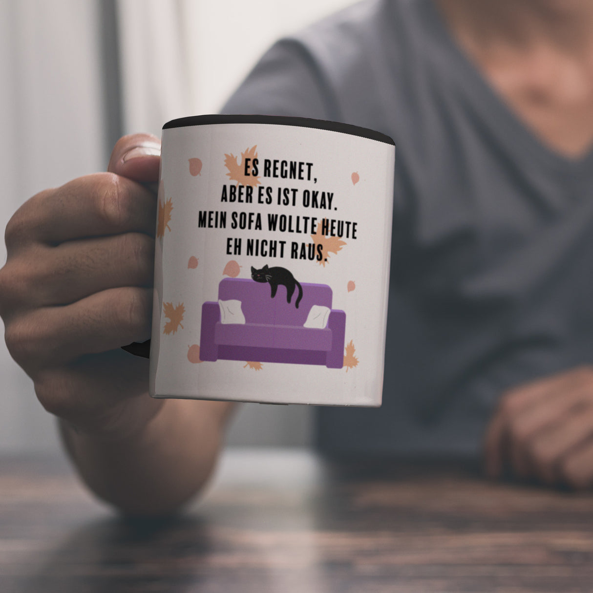 Faule Katze Kaffeebecher mit Spruch Es regnet mein Sofa wollte nicht raus