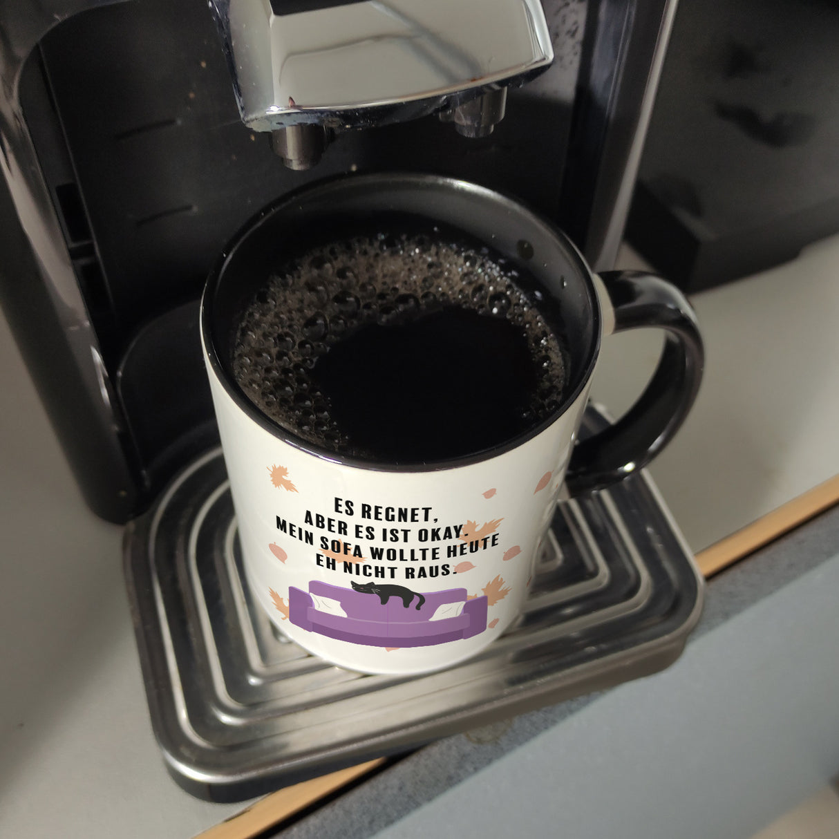 Faule Katze Kaffeebecher mit Spruch Es regnet mein Sofa wollte nicht raus