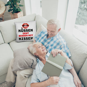 Romantisches Kissen mit Spruch Küssen geht besser mit Kissen