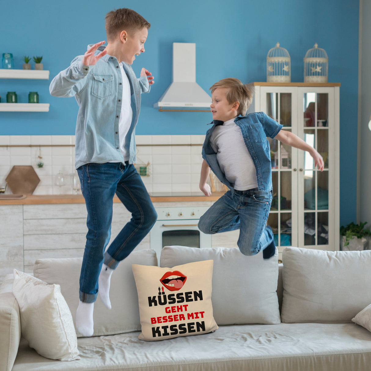 Romantisches Kissen mit Spruch Küssen geht besser mit Kissen