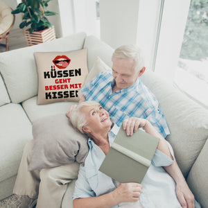 Romantisches Kissen mit Spruch Küssen geht besser mit Kissen
