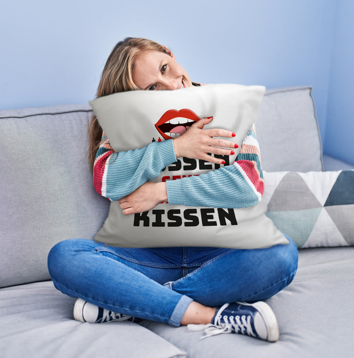 Romantisches Kissen mit Spruch Küssen geht besser mit Kissen