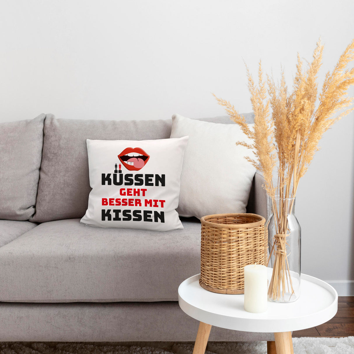 Romantisches Kissen mit Spruch Küssen geht besser mit Kissen