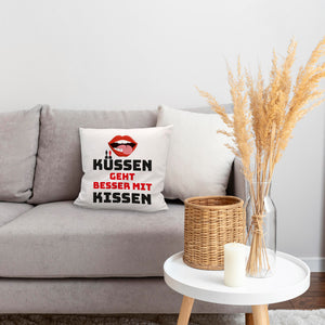 Romantisches Kissen mit Spruch Küssen geht besser mit Kissen