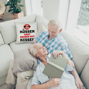 Romantisches Kissen mit Spruch Küssen geht besser mit Kissen