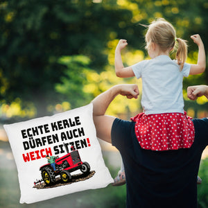 Traktor Kissen mit Spruch Echte Kerle dürfen auch weich sitzen!