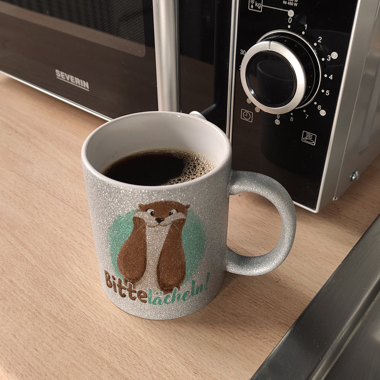 Lachender Otter Kaffeebecher mit Spruch Bitte lächeln