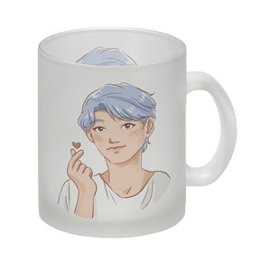 K-Pop Herz Zeichen Kaffeebecher mit Manga Charakter in Farbe