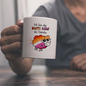 Das bunte Schaf der Familie in Pride-Farben Kaffeebecher mit Spruch