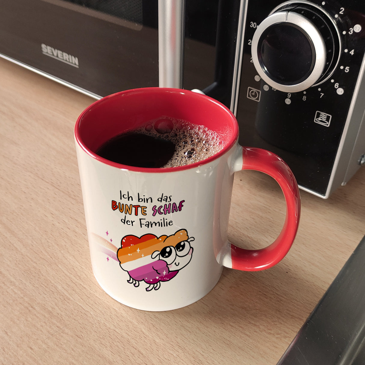 Das bunte Schaf der Familie in Pride-Farben Kaffeebecher mit Spruch