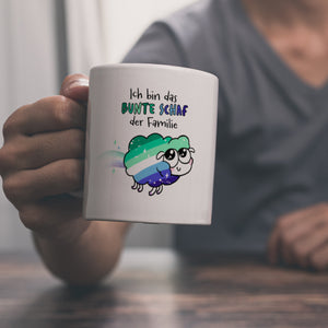 Das bunte Schaf der Familie in Pride-Farben Kaffeebecher mit Spruch
