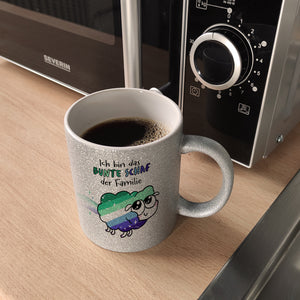 Das bunte Schaf der Familie in Pride-Farben Kaffeebecher mit Spruch
