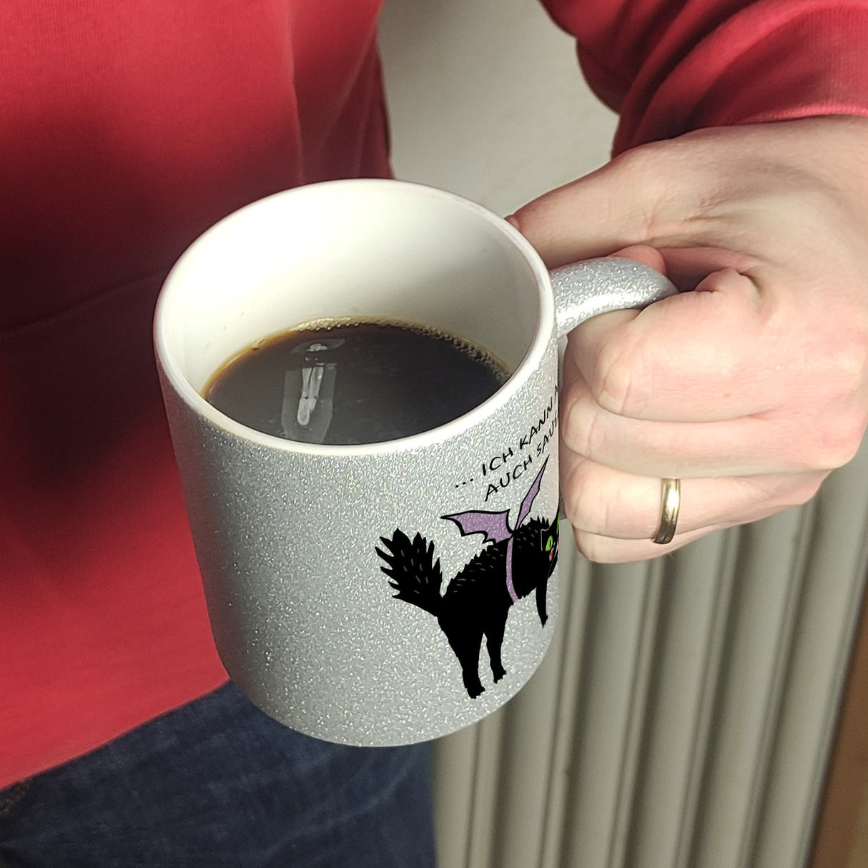 Schwarze Katze Kaffeebecher mit Spruch Ich weiß ich bin süß