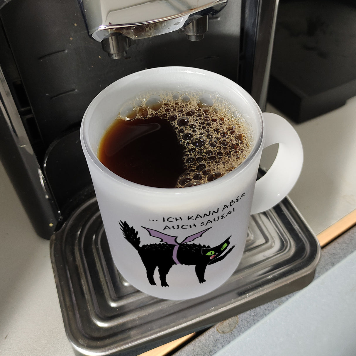 Schwarze Katze Kaffeebecher mit Spruch Ich weiß ich bin süß
