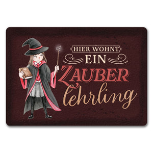 Zauberlehrling Fußmatte in 35x50 cm mit Zauberschülerin mit dunklem Hintergrund