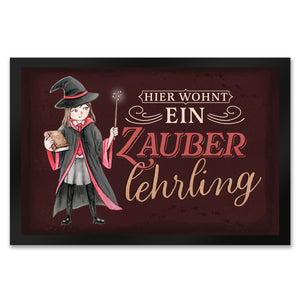 Zauberlehrling Fußmatte in 35x50 cm mit Zauberschülerin mit dunklem Hintergrund