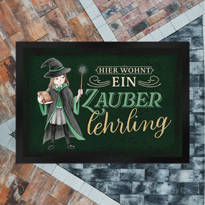 Zauberlehrling Fußmatte in 35x50 cm mit Zauberschülerin mit dunklem Hintergrund