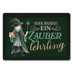 Zauberlehrling Fußmatte in 35x50 cm mit Zauberschülerin mit dunklem Hintergrund