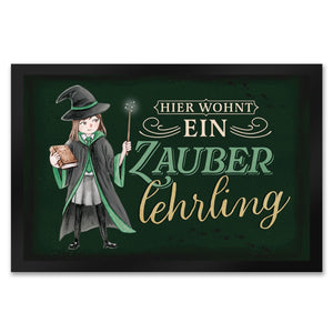 Zauberlehrling Fußmatte in 35x50 cm mit Zauberschülerin mit dunklem Hintergrund