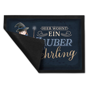 Zauberlehrling Fußmatte in 35x50 cm mit Zauberschülerin mit dunklem Hintergrund
