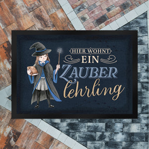 Zauberlehrling Fußmatte in 35x50 cm mit Zauberschülerin mit dunklem Hintergrund