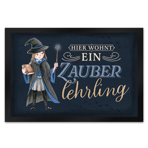 Zauberlehrling Fußmatte in 35x50 cm mit Zauberschülerin mit dunklem Hintergrund