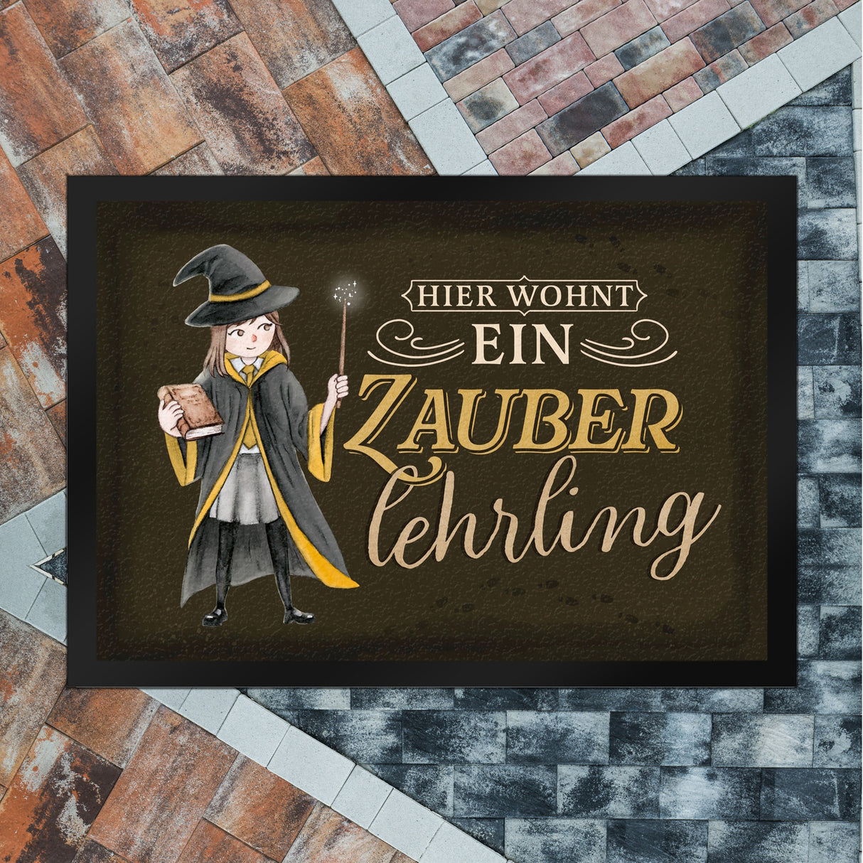Zauberlehrling Fußmatte in 35x50 cm mit Zauberschülerin mit dunklem Hintergrund