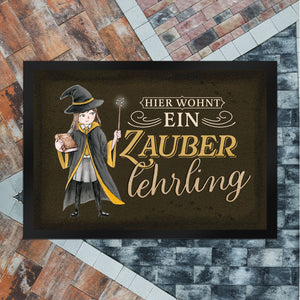 Zauberlehrling Fußmatte in 35x50 cm mit Zauberschülerin mit dunklem Hintergrund