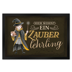 Zauberlehrling Fußmatte in 35x50 cm mit Zauberschülerin mit dunklem Hintergrund