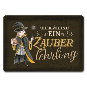 Zauberlehrling Fußmatte in 35x50 cm mit Zauberschülerin mit dunklem Hintergrund