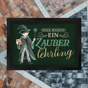 Zauberlehrling Fußmatte in 35x50 cm mit Zauberschüler mit dunklem Hintergrund