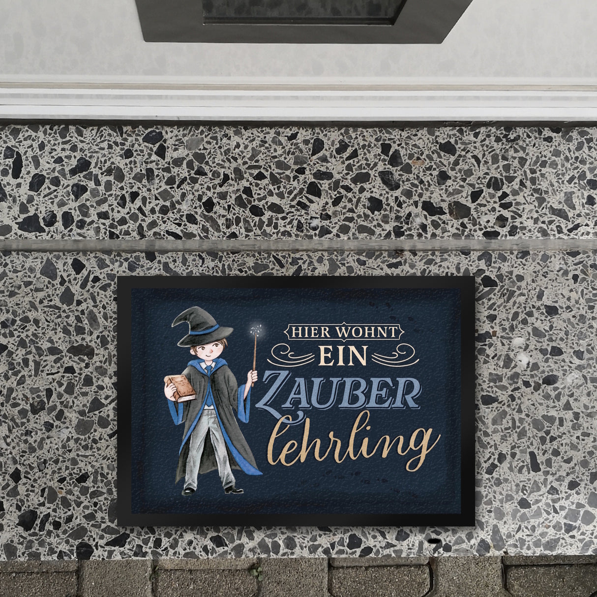 Zauberlehrling Fußmatte in 35x50 cm mit Zauberschüler mit dunklem Hintergrund