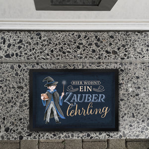 Zauberlehrling Fußmatte in 35x50 cm mit Zauberschüler mit dunklem Hintergrund