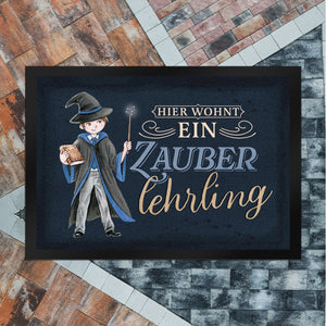 Zauberlehrling Fußmatte in 35x50 cm mit Zauberschüler mit dunklem Hintergrund
