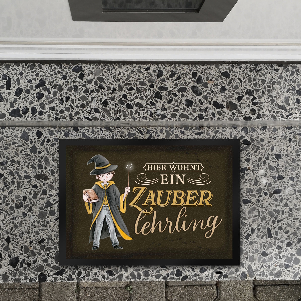 Zauberlehrling Fußmatte in 35x50 cm mit Zauberschüler mit dunklem Hintergrund