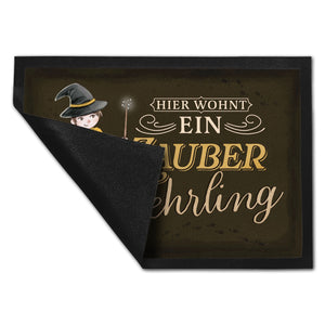 Zauberlehrling Fußmatte in 35x50 cm mit Zauberschüler mit dunklem Hintergrund