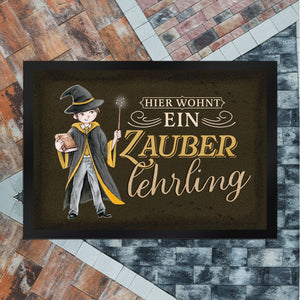 Zauberlehrling Fußmatte in 35x50 cm mit Zauberschüler mit dunklem Hintergrund