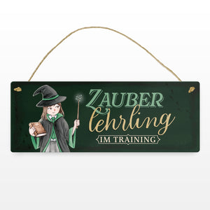 Zauberlehrling Metallschild mit Zauberschülerin mit dunklem Hintergrund