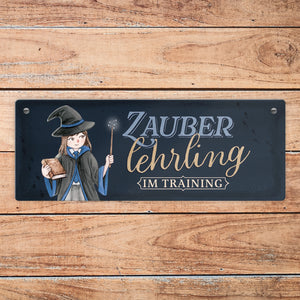 Zauberlehrling Metallschild mit Zauberschülerin mit dunklem Hintergrund