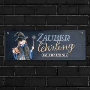 Zauberlehrling Metallschild mit Zauberschülerin mit dunklem Hintergrund