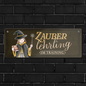 Zauberlehrling Metallschild mit Zauberschülerin mit dunklem Hintergrund