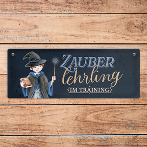 Zauberlehrling Metallschild mit Zauberschüler mit dunklem Hintergrund