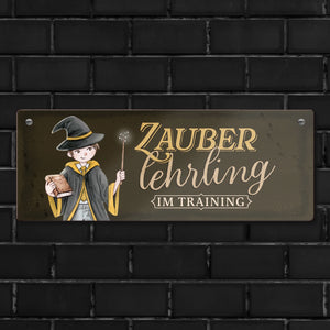 Zauberlehrling Metallschild mit Zauberschüler mit dunklem Hintergrund
