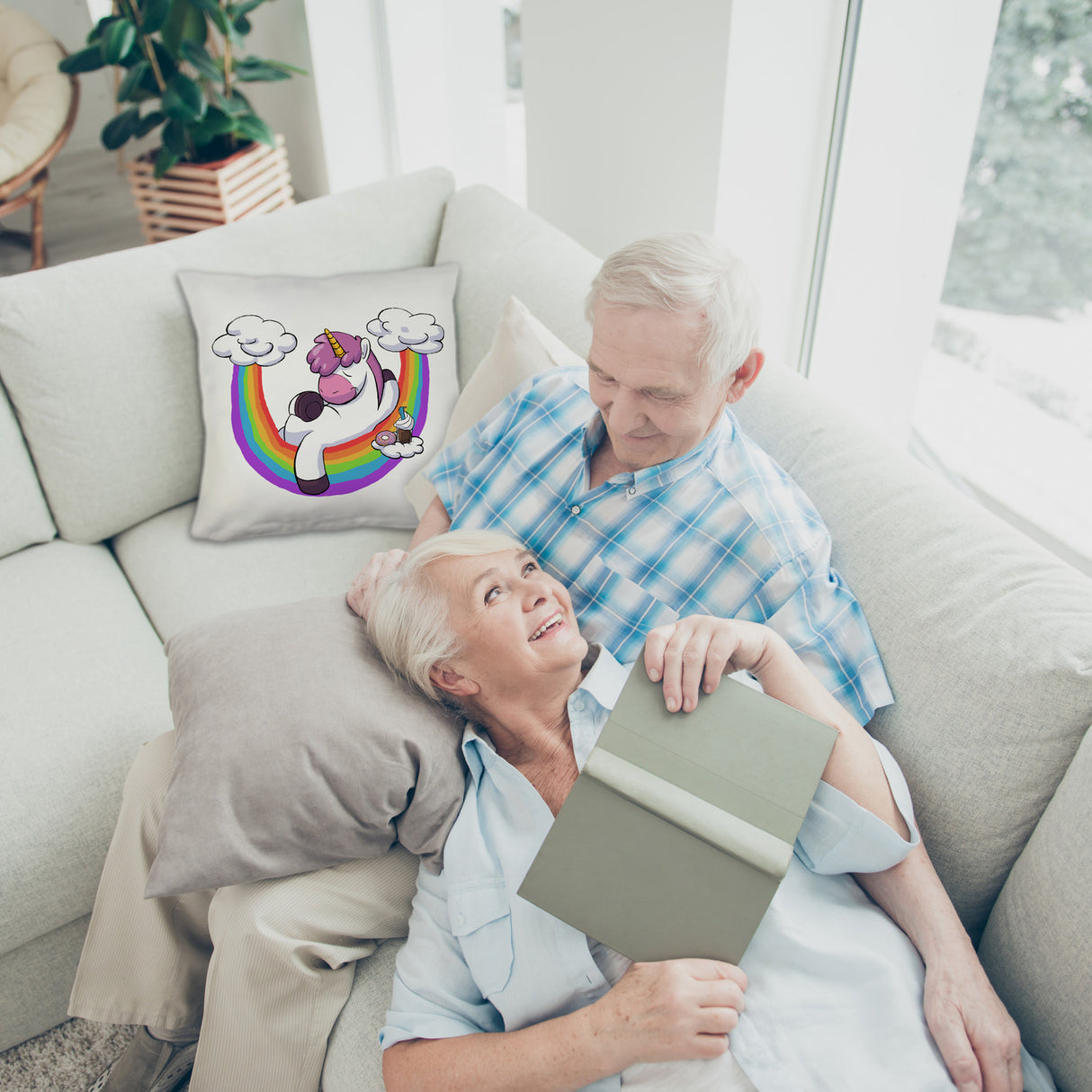 Schlafendes Einhorn Kissen mit Regenbogen
