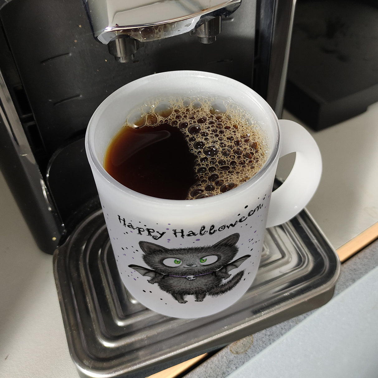 Happy Halloween Kaffeebecher mit schwarzer Fledermaus-Katze