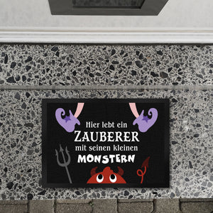 Monster Fußmatte in 35x50 cm mit Spruch Hier lebt eine Hexe