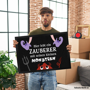 Monster Fußmatte in 35x50 cm mit Spruch Hier lebt eine Hexe